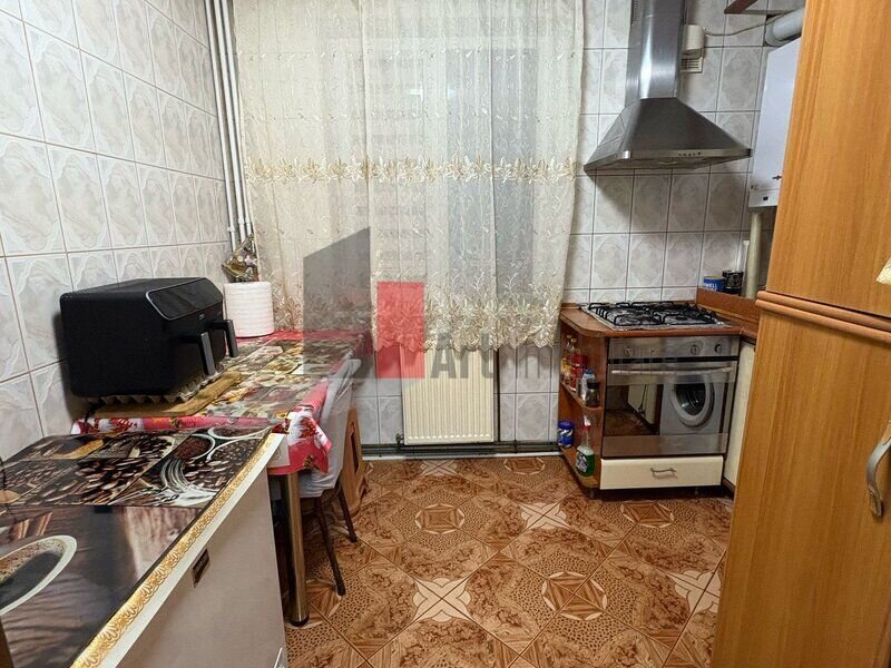 Brancoveanu, vanzare apartament 4 camere decomandat cu centrala.