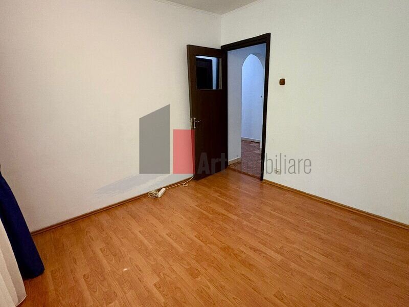 Brancoveanu, vanzare apartament 4 camere decomandat cu centrala.