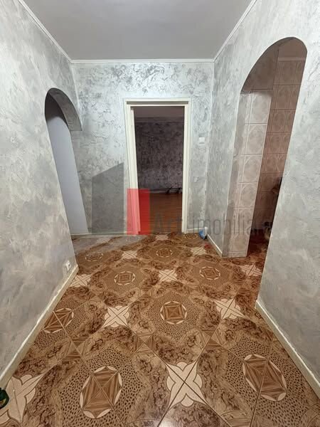 Brancoveanu, vanzare apartament 4 camere decomandat cu centrala.