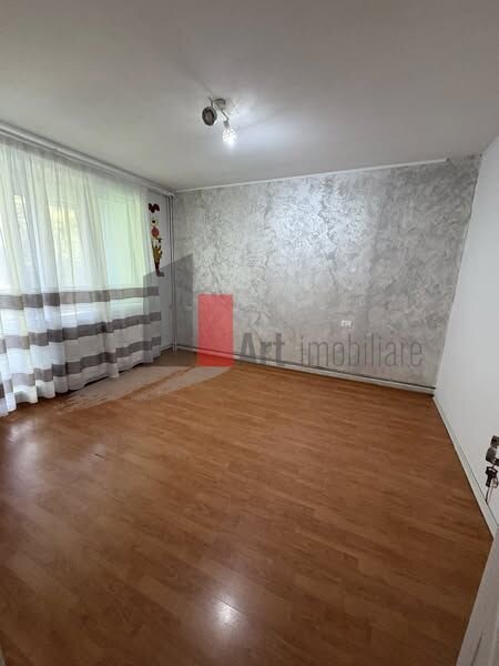 Brancoveanu, vanzare apartament 4 camere decomandat cu centrala.