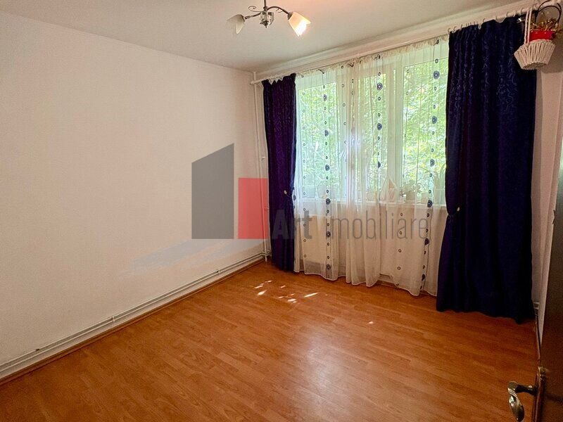 Brancoveanu, vanzare apartament 4 camere decomandat cu centrala.